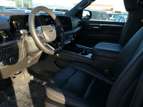 Used 2025 Chevrolet Suburban RST image 11