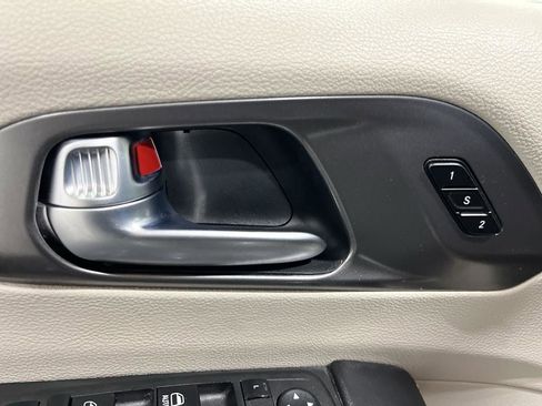 Used 2023 Chrysler Pacifica Touring-L FWD image 11