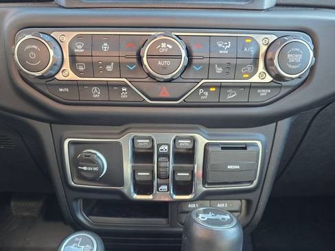 Used 2019 Jeep Wrangler Unlimited Sahara w/ Dual Top Group AWD/4WD image 22