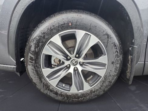 Used 2023 Toyota Highlander XLE AWD/4WD image 14