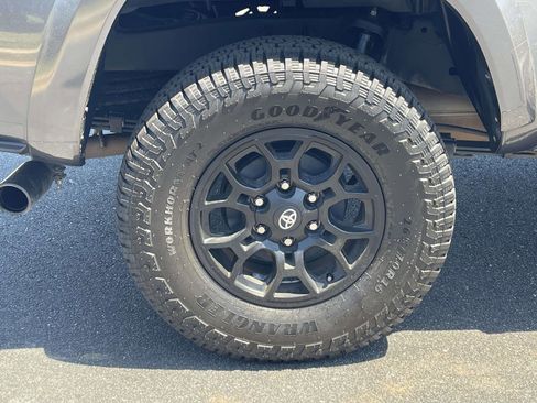Used 2022 Toyota Tacoma SR5 w/ Technology Package RWD image 8