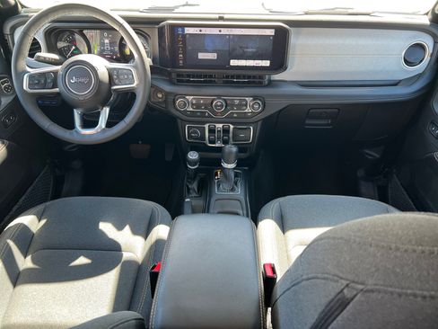 Used 2025 Jeep Wrangler Sahara image 22
