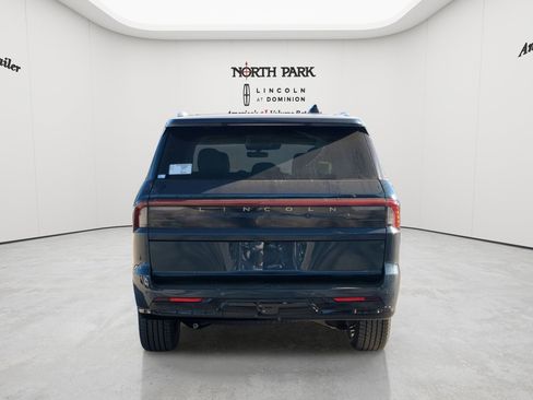 New 2026 Lincoln Navigator Premiere AWD/4WD image 4