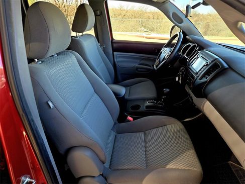 Used 2014 Toyota Tacoma PreRunner image 26