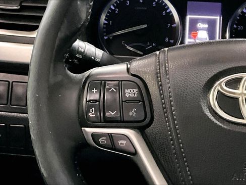 Used 2014 Toyota Highlander XLE image 24