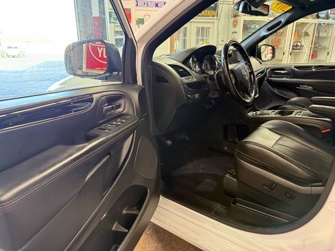 Used 2019 Dodge Grand Caravan SXT image 10