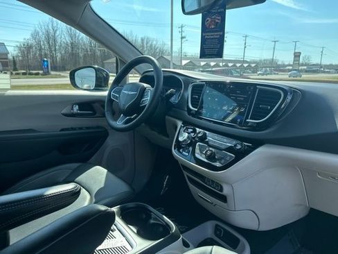 Used 2024 Chrysler Pacifica Touring-L image 9