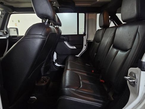 Used 2015 Jeep Wrangler Unlimited Rubicon w/ Connectivity Group AWD/4WD image 16