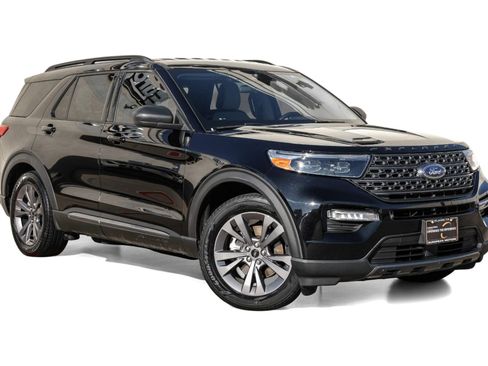 Used 2021 Ford Explorer XLT w/ Equipment Group 202A image 5