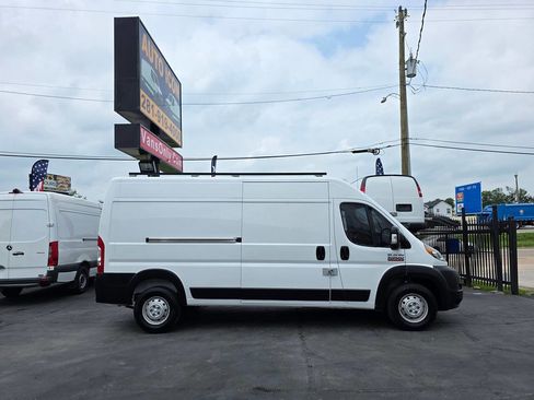 Used 2020 RAM ProMaster 2500 w/ Premium Appearance Group FWD image 3