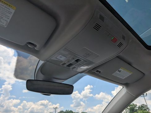 Used 2025 Volkswagen Taos SE w/ Panoramic Sunroof Package FWD image 30