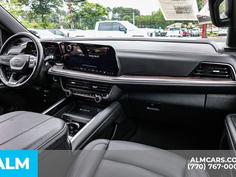 Used 2025 Chevrolet Suburban Z71 AWD/4WD image 32
