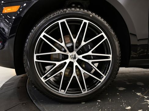 Certified 2025 Porsche Macan image 16