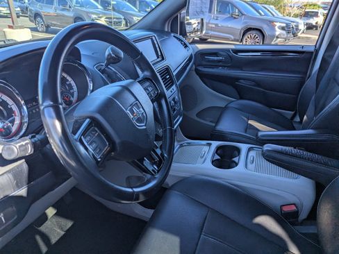 Used 2019 Dodge Grand Caravan SXT image 16