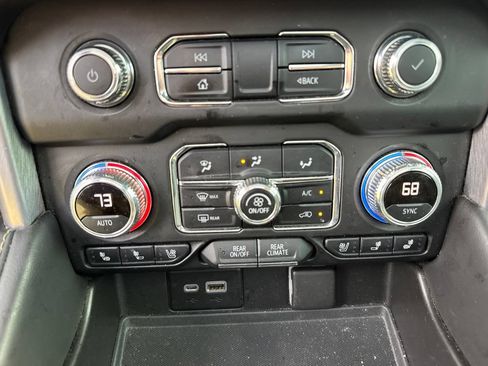 Used 2021 GMC Yukon XL SLT w/ SLT Premium Package AWD/4WD image 16