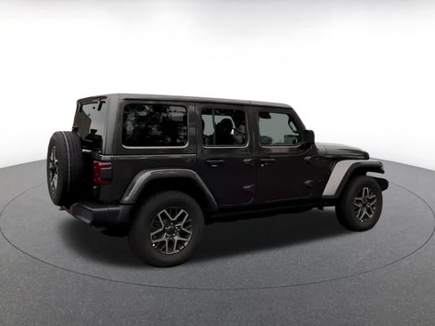 Used 2025 Jeep Wrangler Sahara image 12