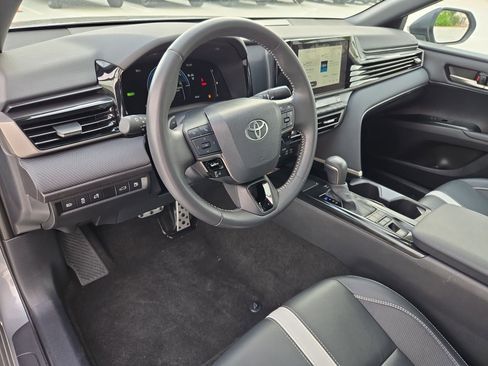 Used 2025 Toyota Camry SE w/ Convenience Package image 13
