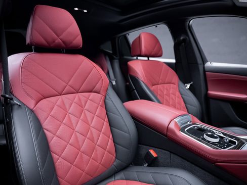 Used 2025 BMW X6 xDrive40i w/ Executive Package image 64