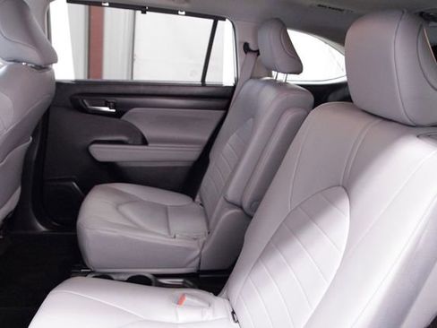 Used 2023 Toyota Highlander XLE image 18