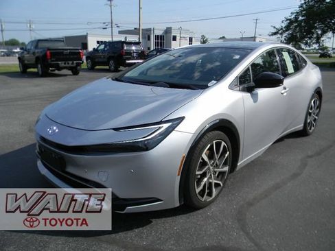 Used 2024 Toyota Prius Prime FWD image 5