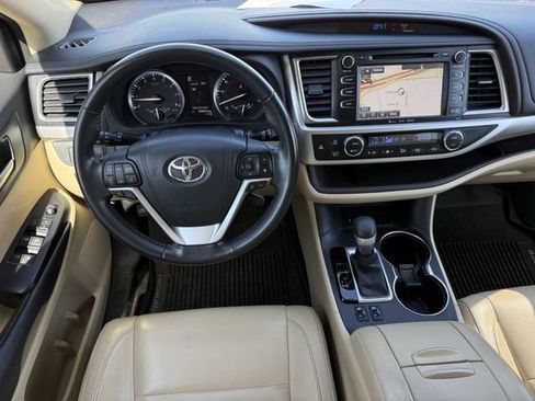 Used 2017 Toyota Highlander XLE FWD image 13