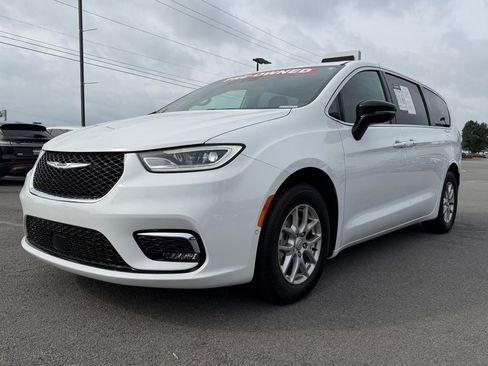 Used 2026 Chrysler Pacifica Select FWD image 3