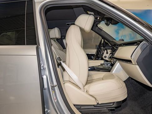 Used 2025 Land Rover Range Rover SE image 21