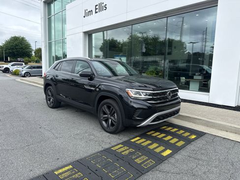 Used 2023 Volkswagen Atlas Cross Sport SE w/ Panoramic Sunroof Package FWD image 2