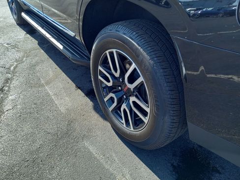 Used 2022 GMC Yukon SLT w/ SLT Premium Package image 10