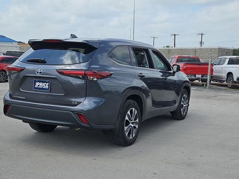 Used 2024 Toyota Highlander XLE AWD/4WD image 13