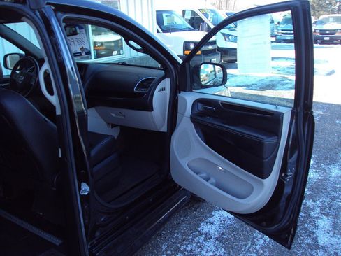 Used 2017 Dodge Grand Caravan SXT image 20