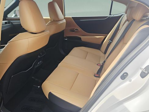 Used 2023 Lexus ES 300h w/ Premium Package FWD image 33