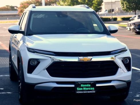 Used 2025 Chevrolet TrailBlazer LT FWD image 2