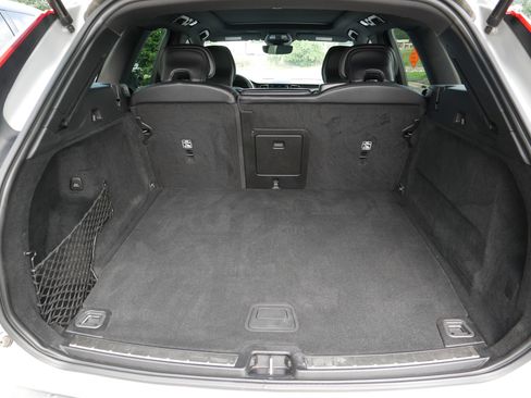 Used 2022 Volvo XC60 T8 R-Design w/ Advanced Package image 18