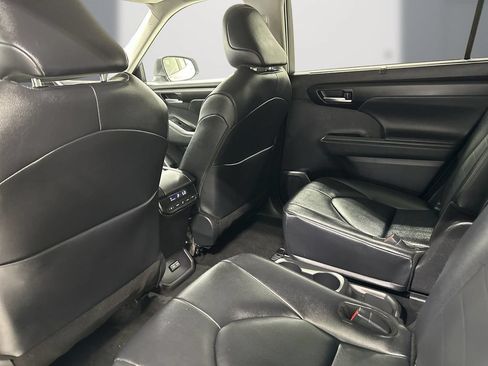 Used 2025 Toyota Highlander XLE FWD image 15