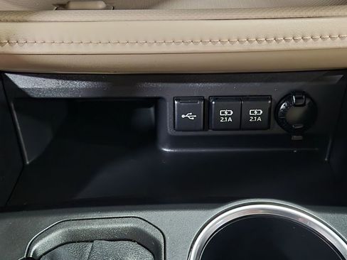 Used 2021 Toyota Highlander XLE FWD image 38