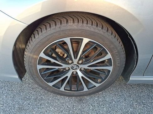Used 2018 Toyota Camry SE image 3