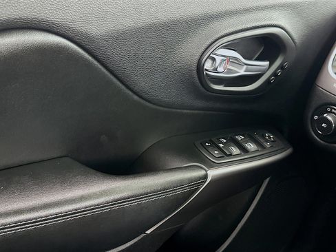 Used 2020 Jeep Cherokee Limited image 15