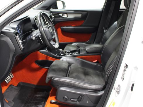 Used 2019 Volvo XC40 T5 R-Design AWD/4WD image 3