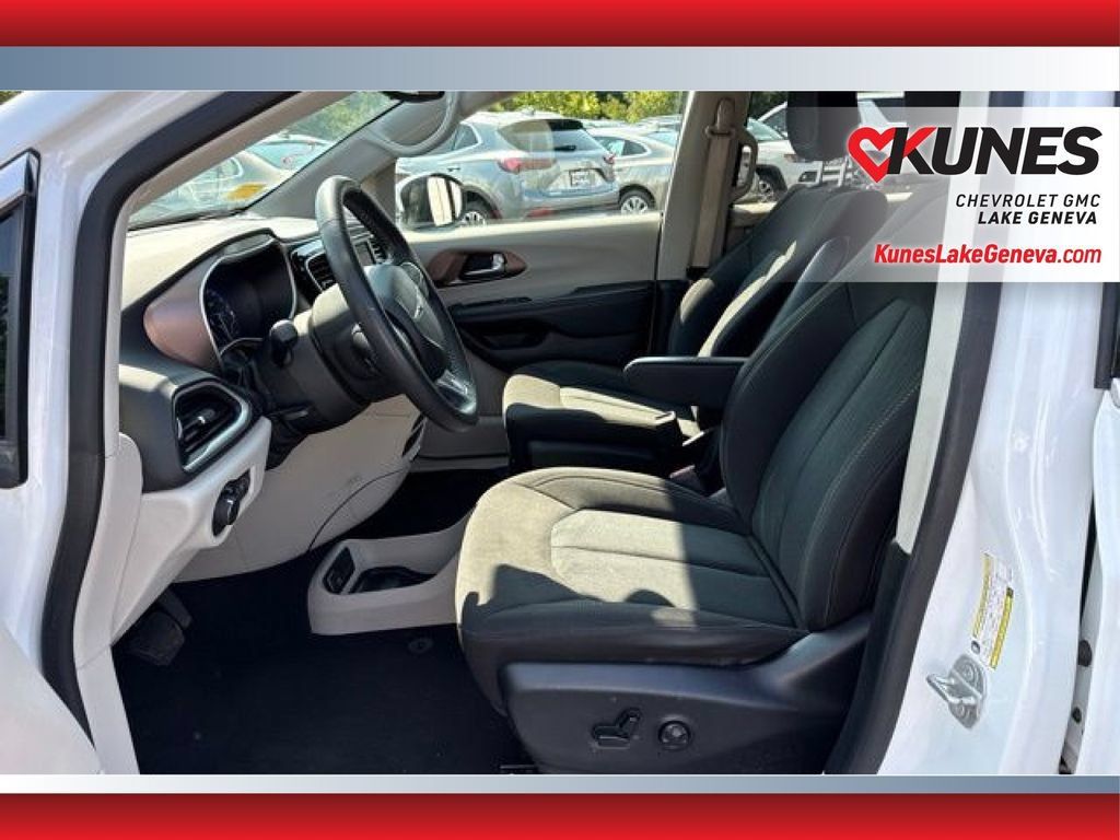 Used 2023 Chrysler Voyager LX FWD image 12