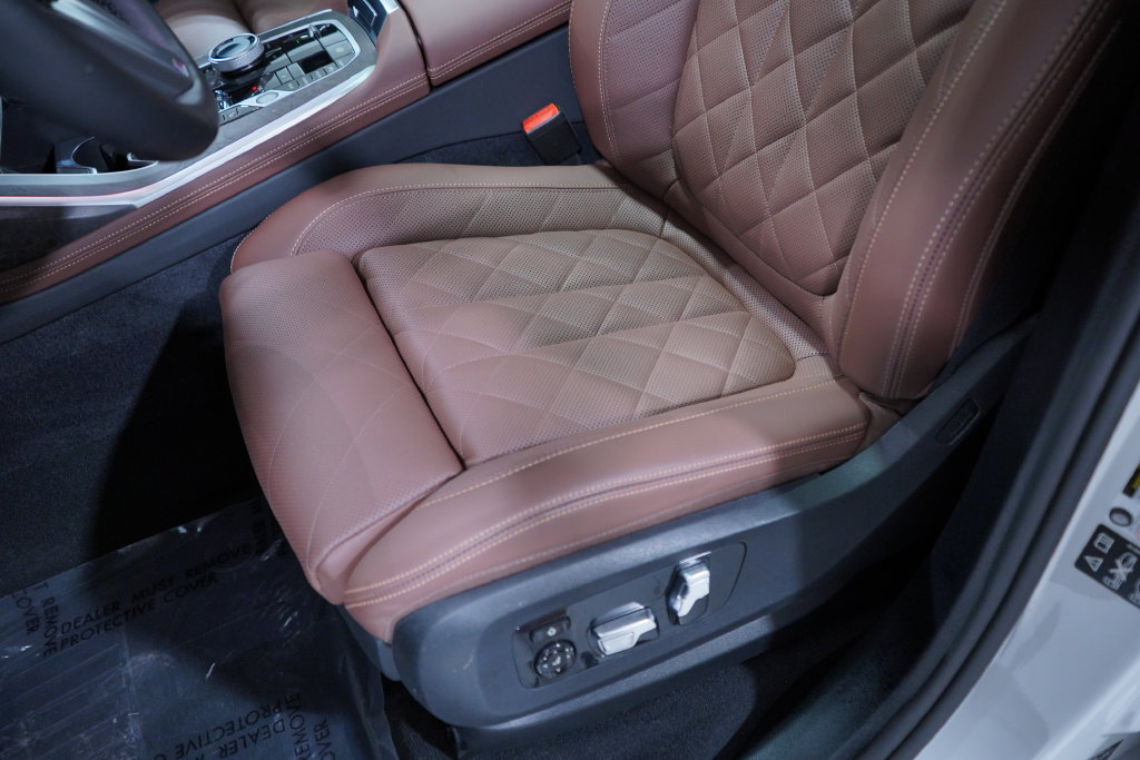 Used 2026 BMW X7 xDrive40i w/ M Sport Package AWD/4WD image 8