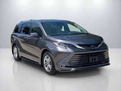 Certified 2023 Toyota Sienna Limited AWD/4WD image 3
