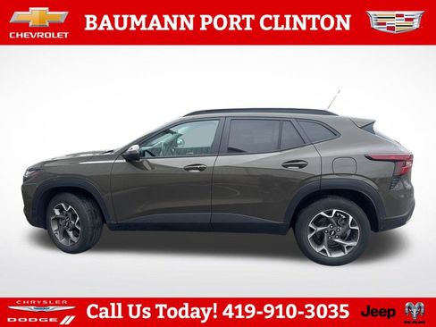 Used 2024 Chevrolet Trax LT w/ Sunroof Package FWD image 5