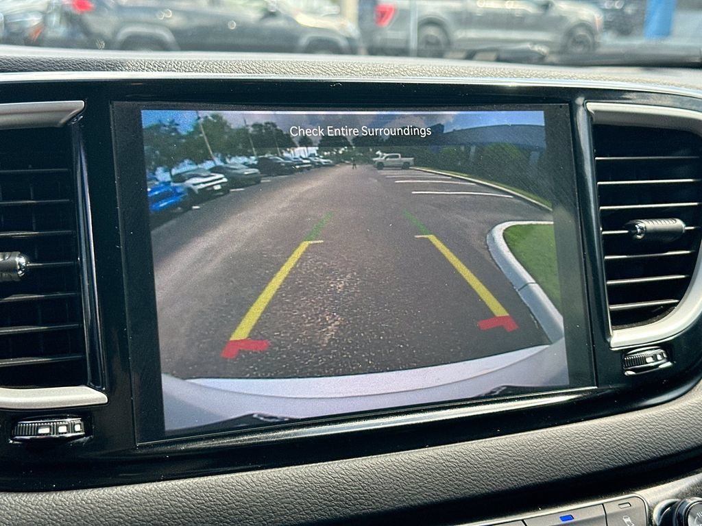 Used 2025 Chrysler Pacifica Select FWD image 13