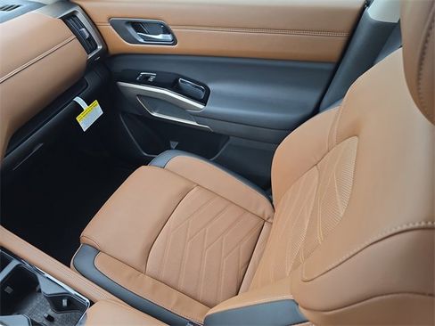 New 2025 Nissan Pathfinder Platinum w/ Black Appearance Package image 18