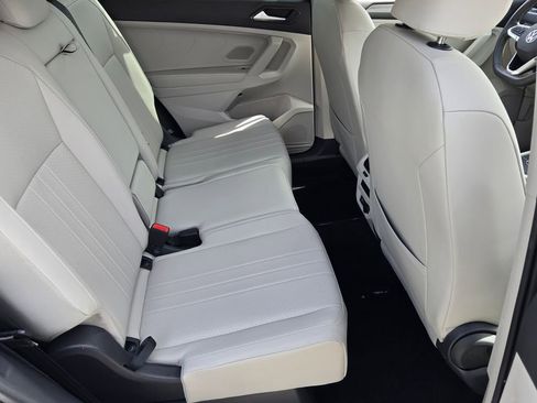 Certified 2022 Volkswagen Tiguan SE FWD image 17
