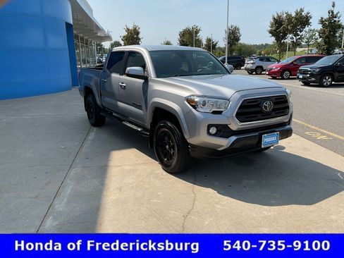 Used 2019 Toyota Tacoma SR5 w/ Four Season Floor Mat Package AWD/4WD image 8