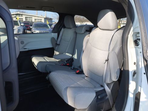 Used 2025 Toyota Sienna LE FWD image 26