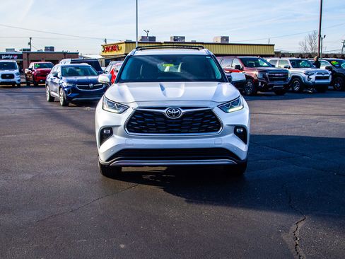 Used 2025 Toyota Highlander Platinum AWD/4WD image 2
