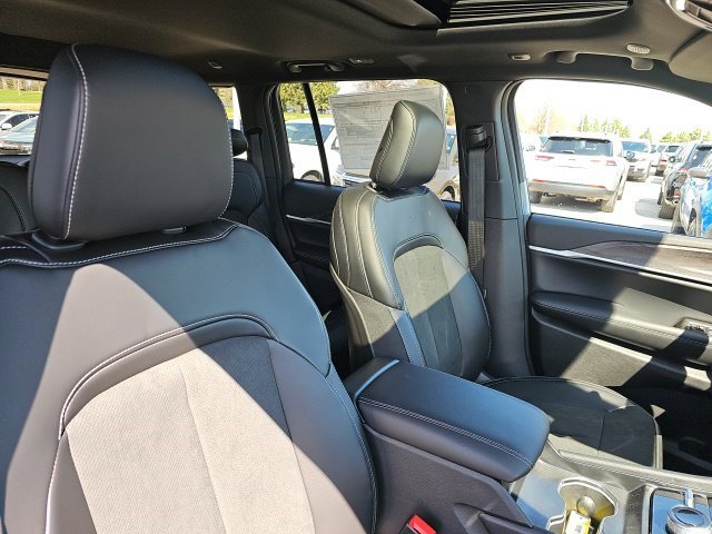 New 2026 Jeep Grand Cherokee Altitude AWD/4WD image 12